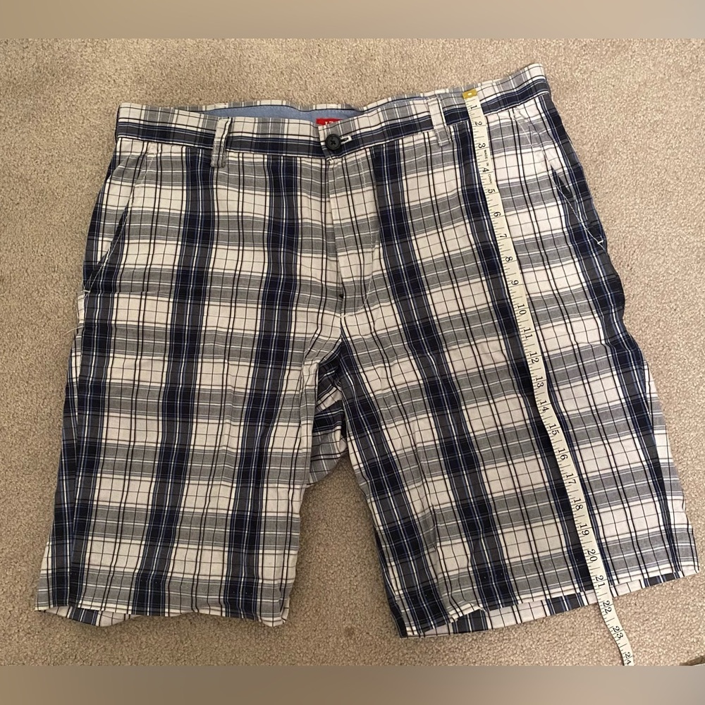 Izod men’s size 36 checkered shorts